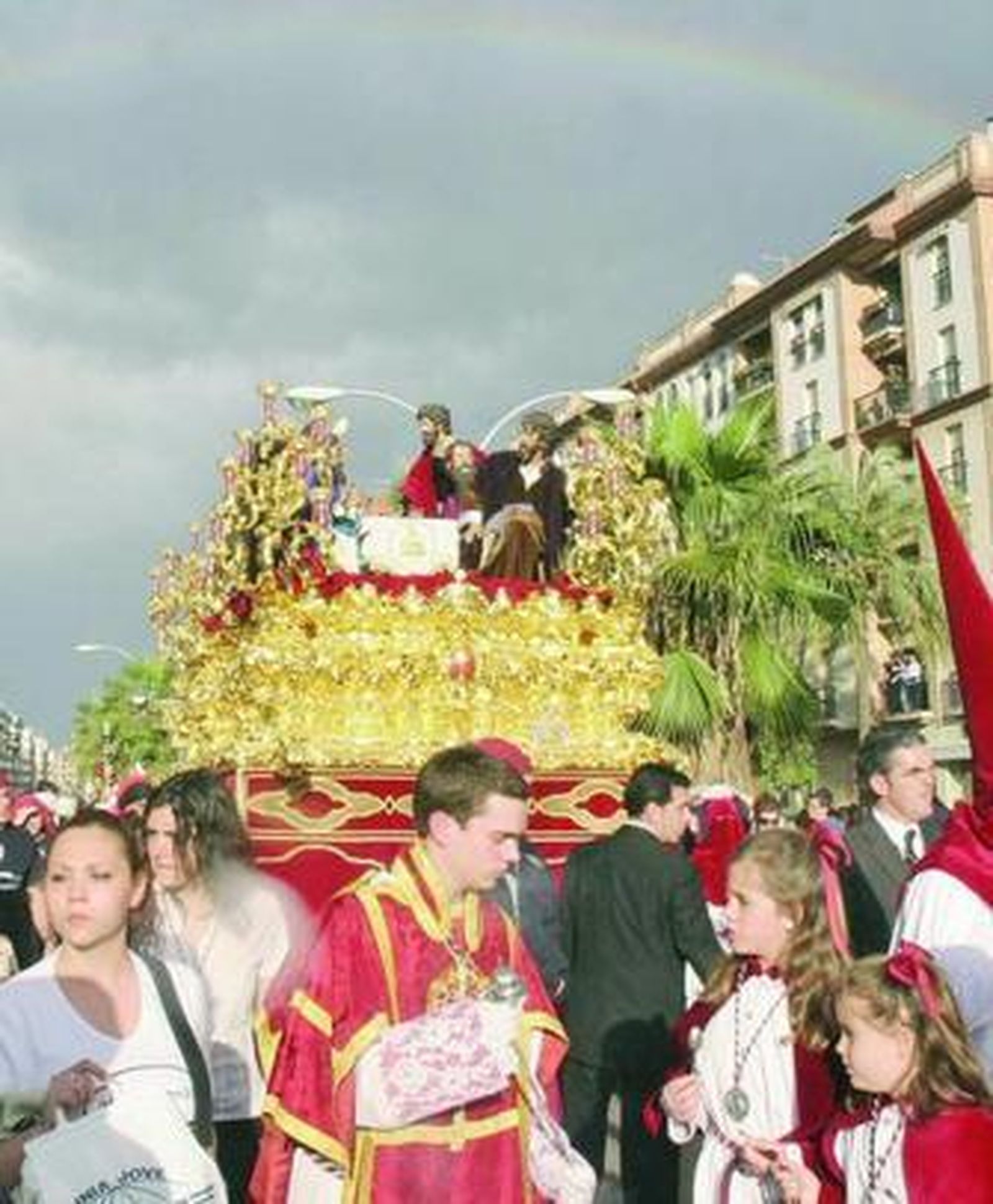 El paso de misterio de la Cena, en su regreso a la parroquia de San Álvaro.