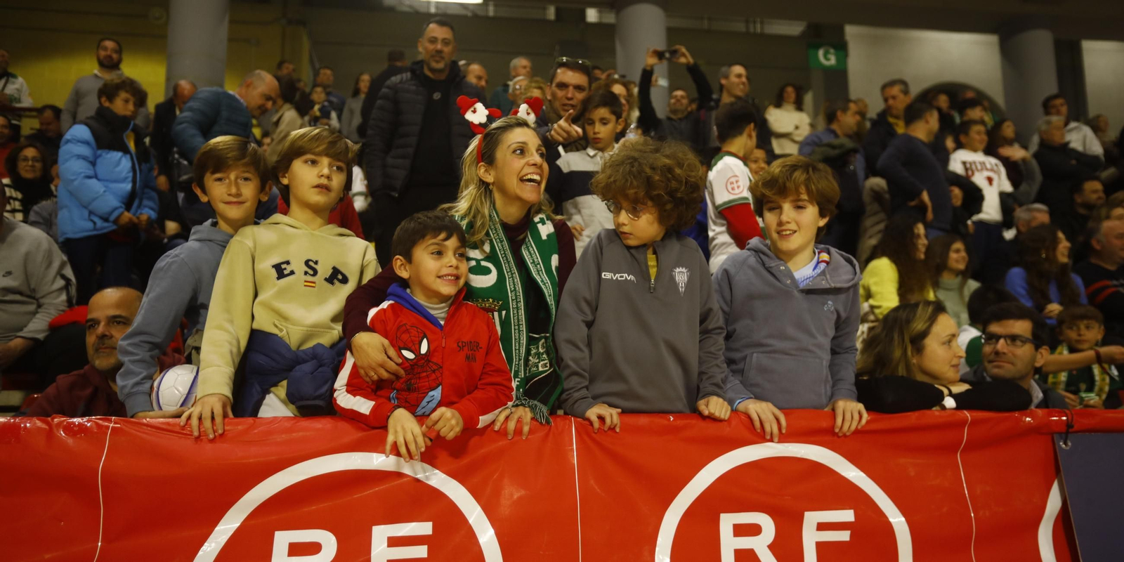 Un grupo de jóvenes seguidores del Córdoba Futsal, en Vista Alegre.