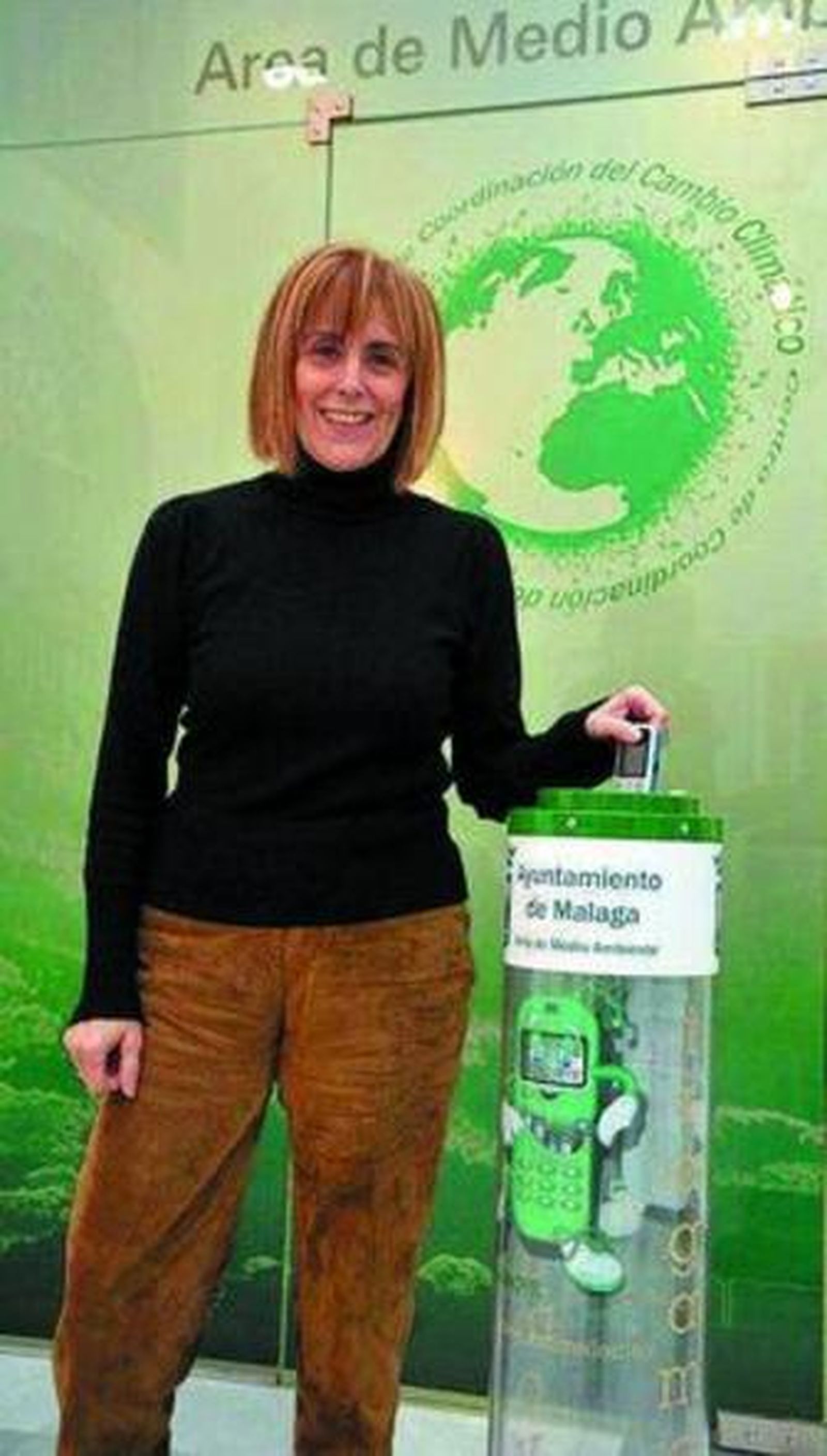 La concejal Araceli González junto a uno de los nuevos puntos de recogida.