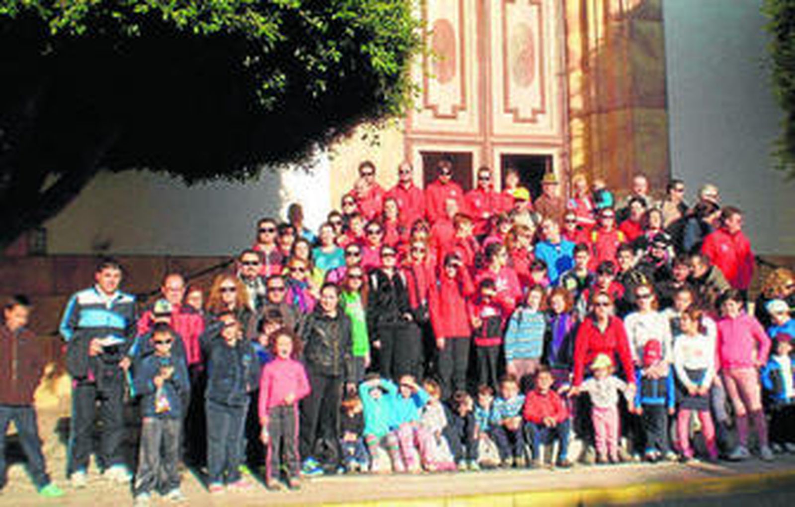 Foto de familia de todos los participantes antes de comenzar la ruta senderista.