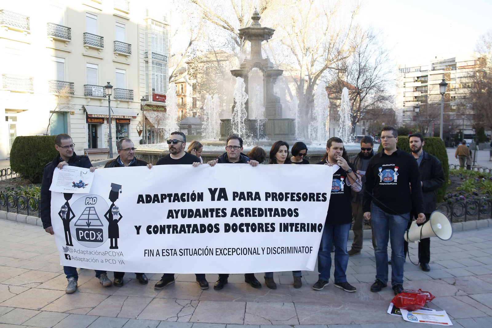 Concentración, ayer, de los interinos de la UGR.