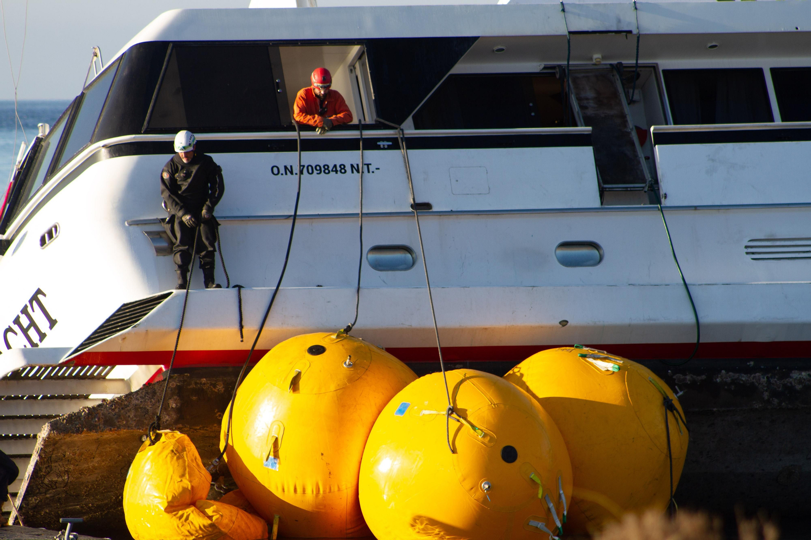 Así ha sido el trabajo de más de 8 horas para reflotar el yate encallado en Carchuna
