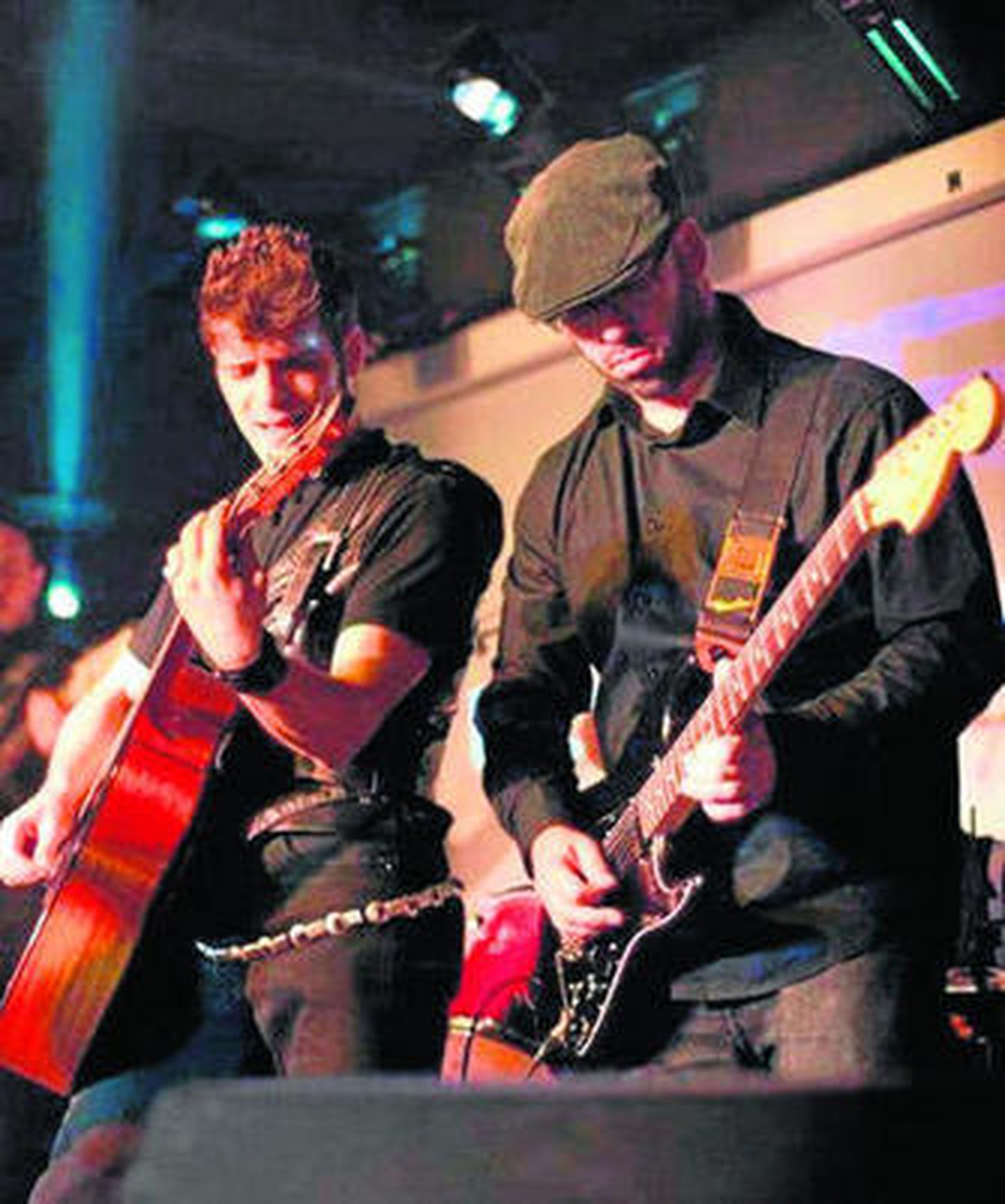 Juande Pálido y Óscar Arcos en mitad de una actuación.