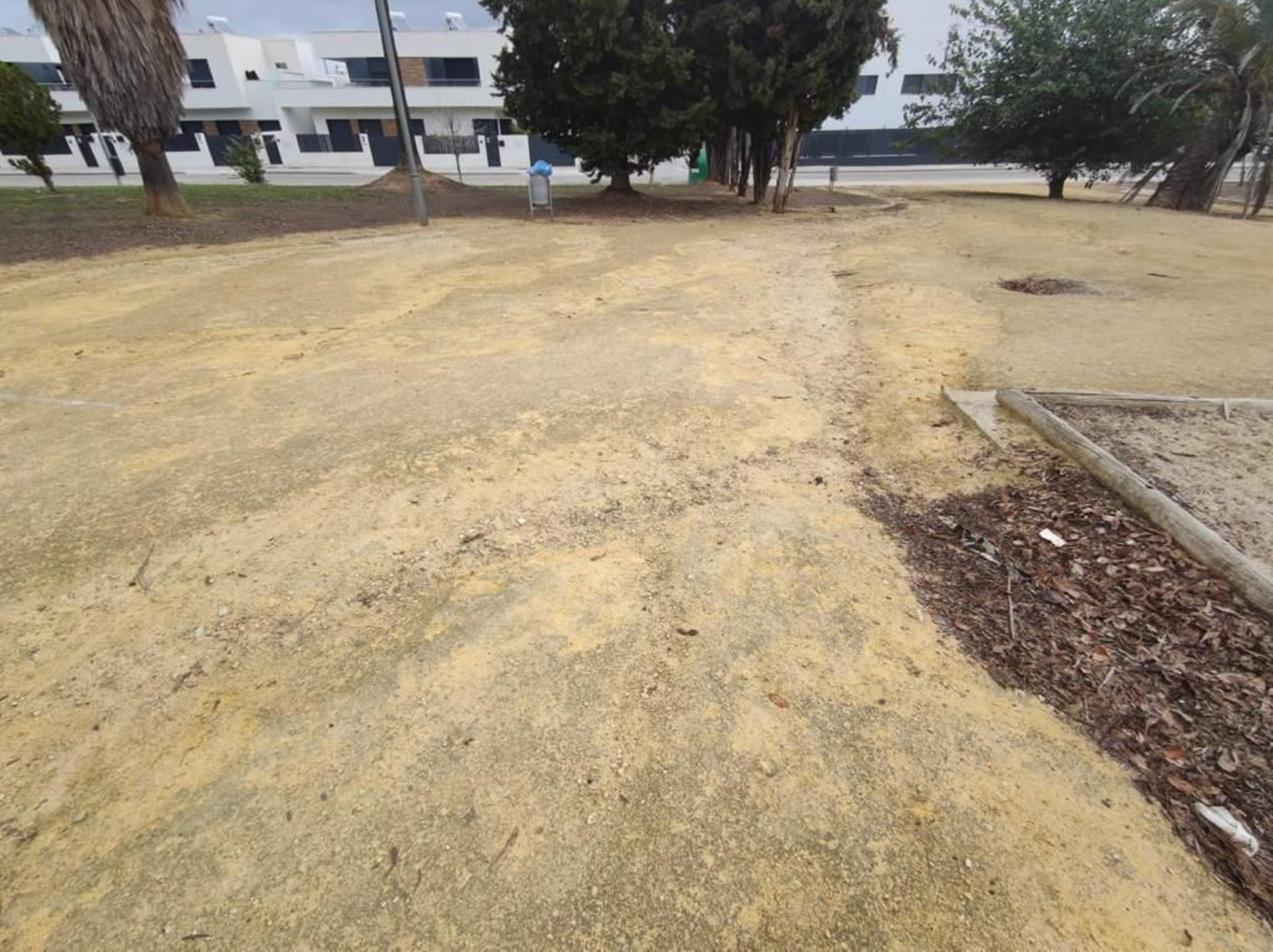 Quejas vecinales por el mal estado de los parques de Pozoalbero en Jerez.