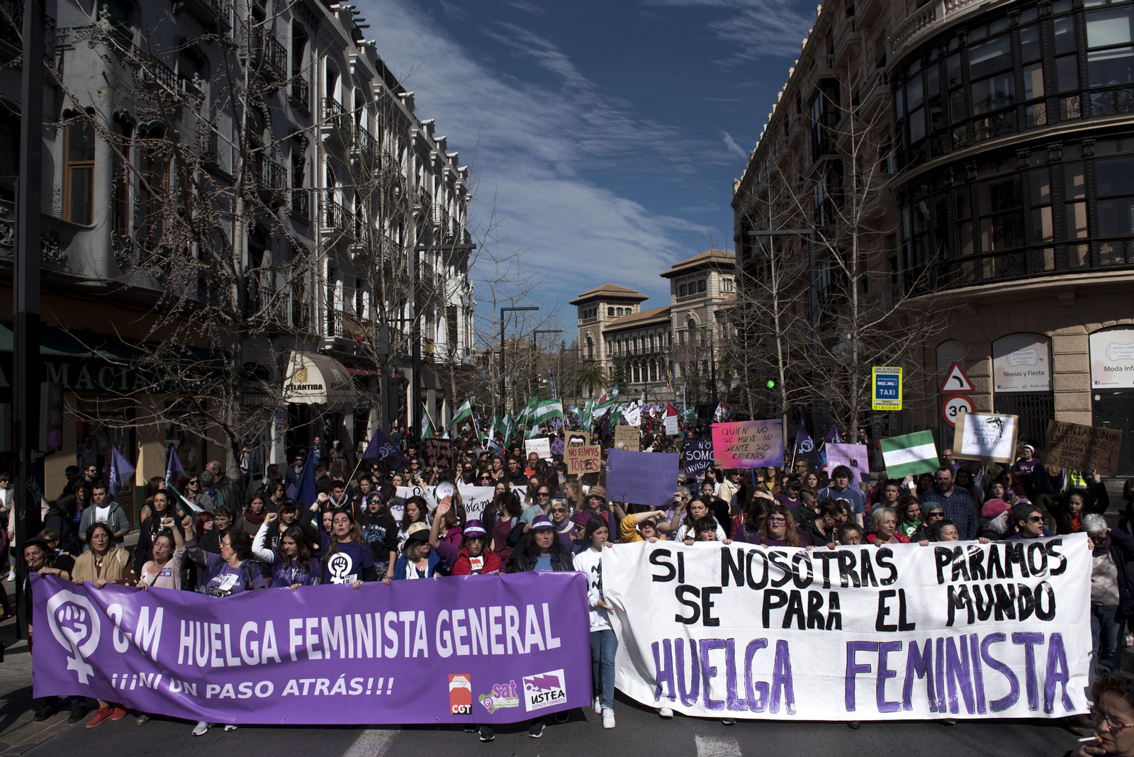 Granada se tiñe de morado con la ola feminista