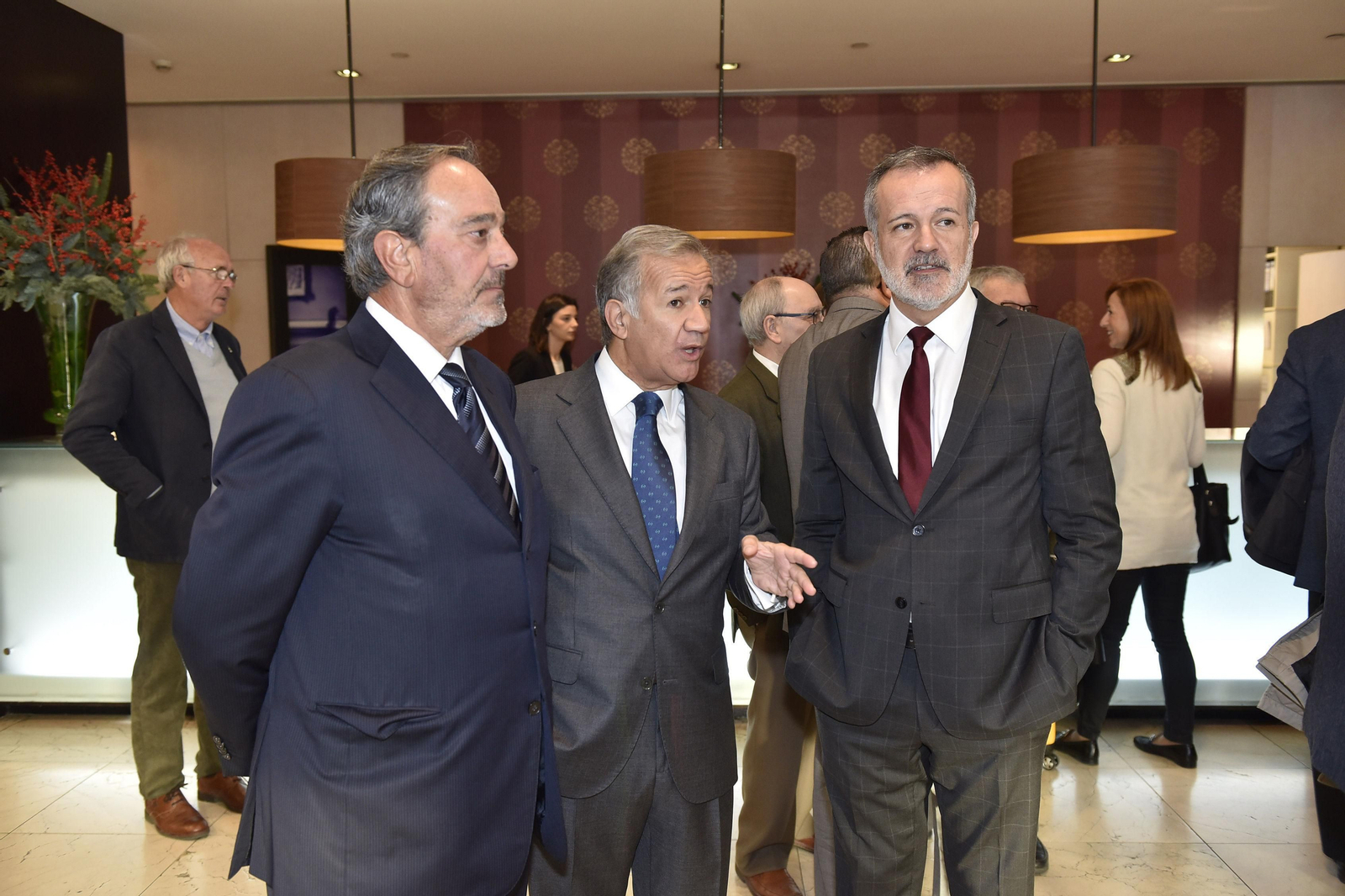 El presidente de Martín Casillas con los consejeros de la empresa Jorge Segura, consultor, y  José Luis Nores, socio de PwC.