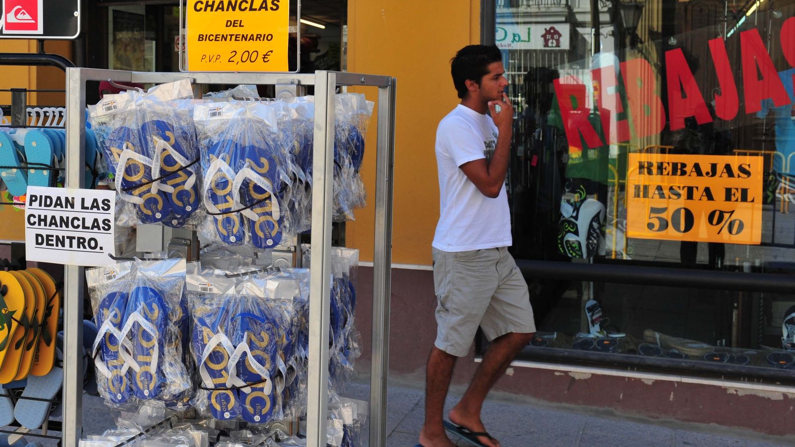 Un puestecico de venta de chanclas.