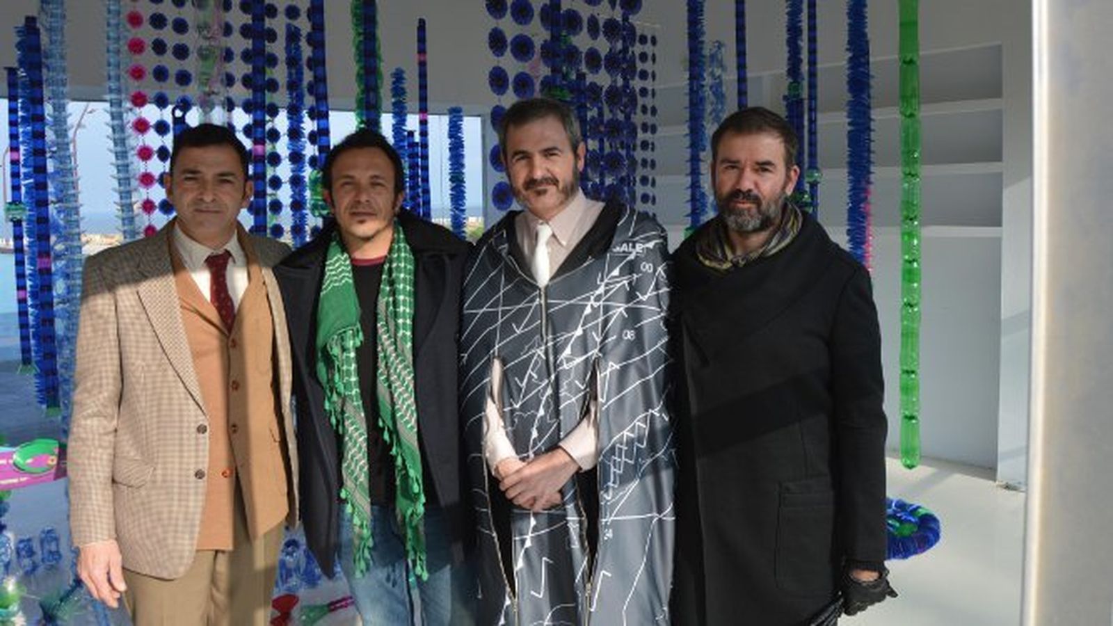 El diseñador Arsenio Rodríguez, el alcalde José María González, Juan Salvador López y Salvador Rivas, durante la inauguración de la muestra titulada 'El pescador de la botella', en el Paseo de Santa Bárbara.