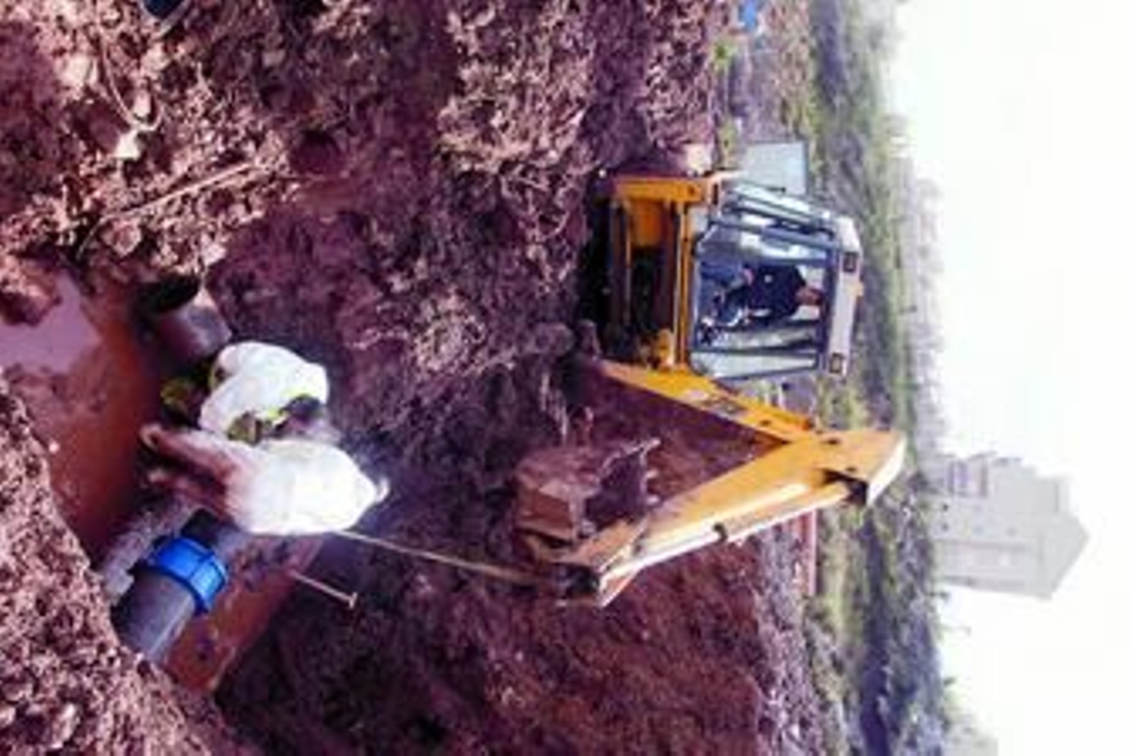 Trabajadores de Emalgesa reparan una tubería, el pasado mes de febrero.