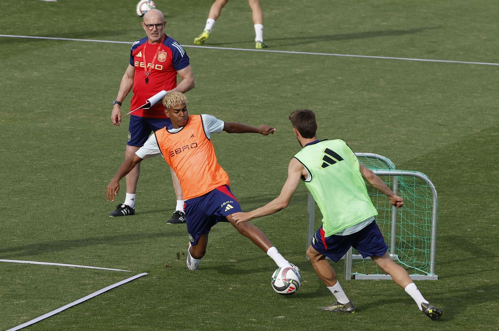 Dean Huijsen sonríe con España mientras espera a Isco