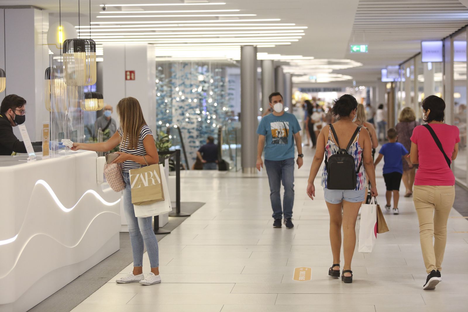 Las fotos de los centros comerciales de Málaga abiertos, en la fase 2 de la desescalada