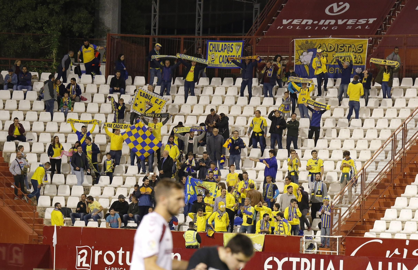 Un grupo de seguidores amarillos, en la grada del Carlos Belmonte.