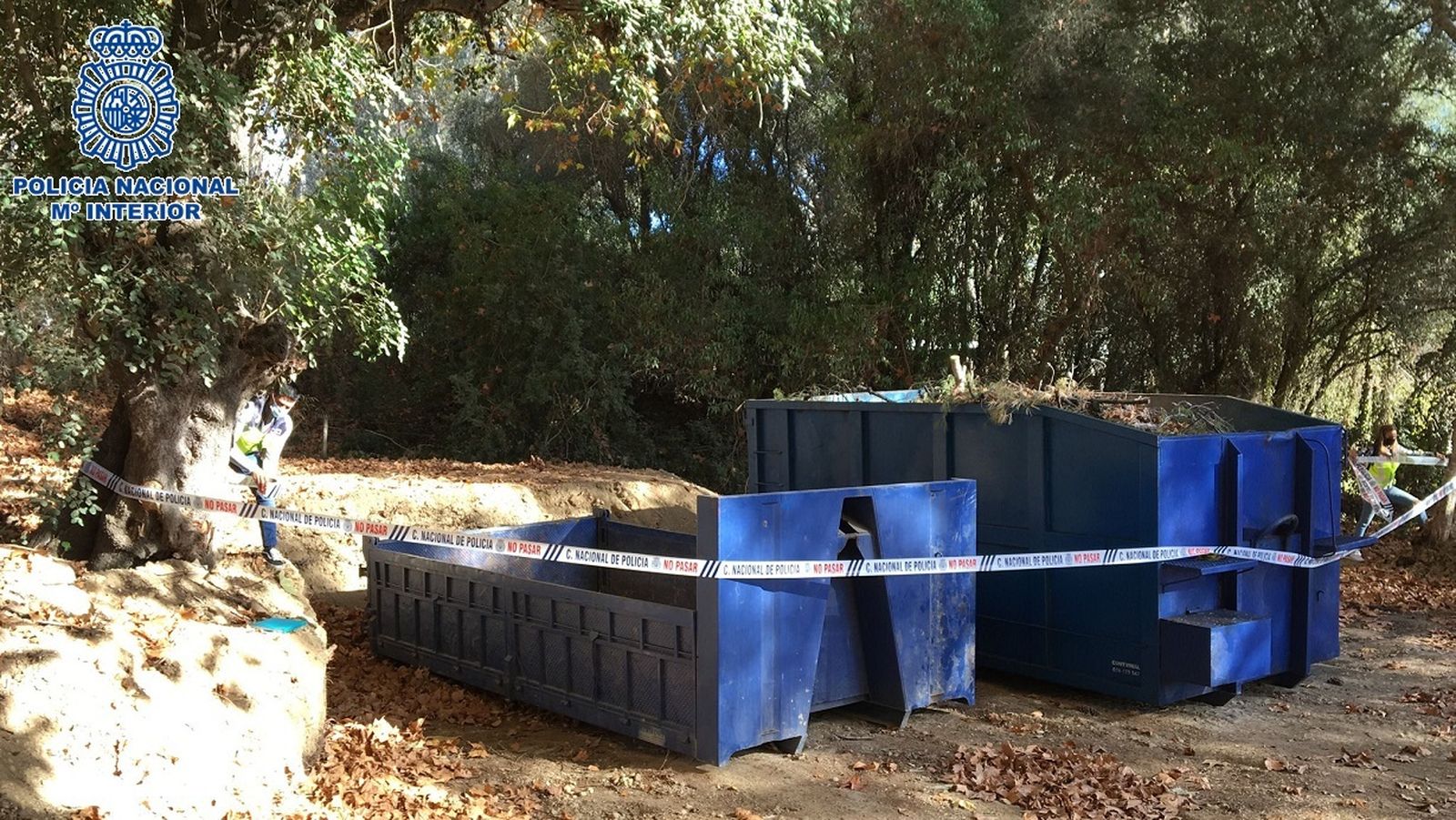 Algunas de las cubas robadas por el empresario detenido.