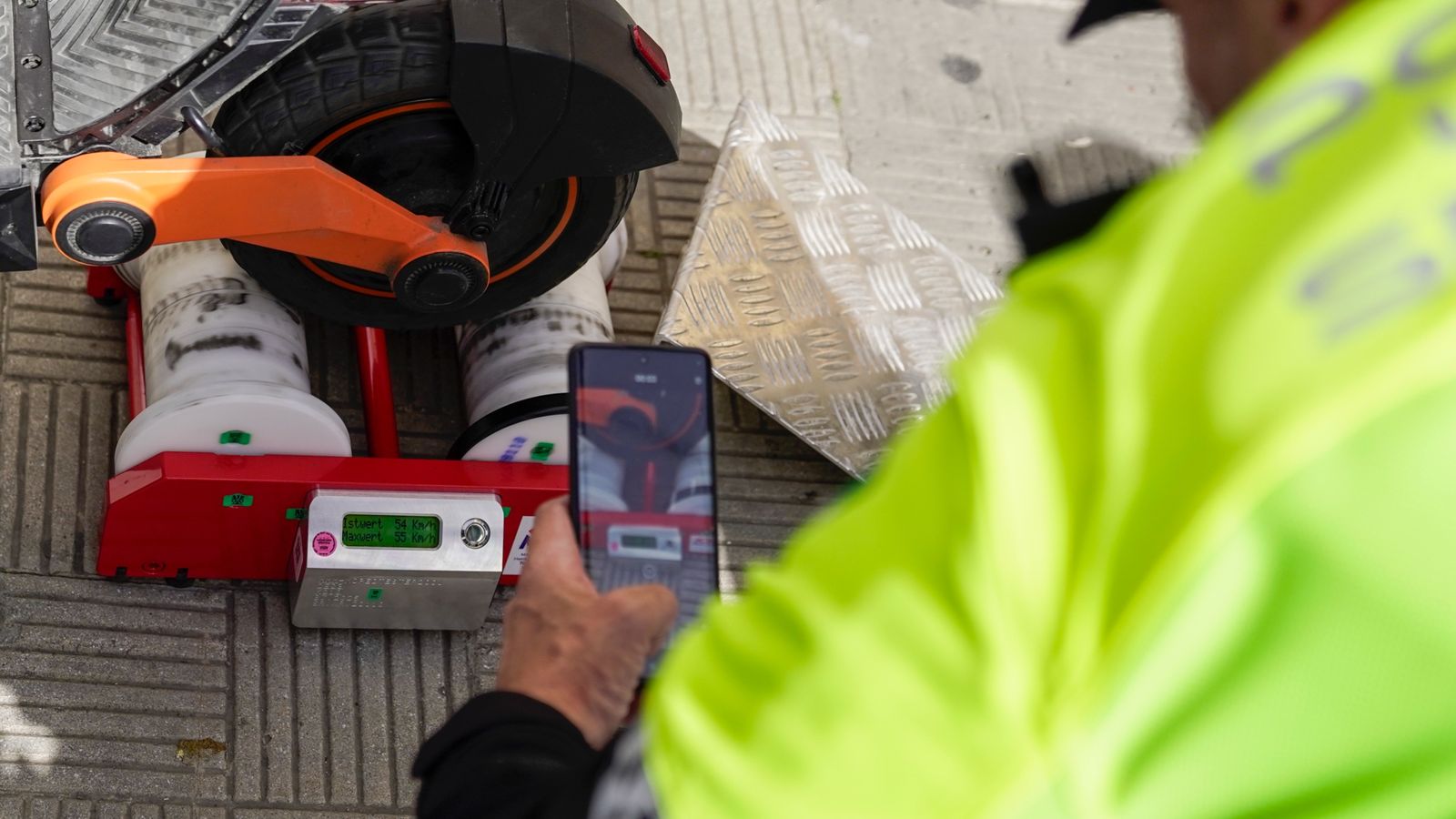 Un patinete trucado para alcanzar los 54 kilómetros por hora, intervenido este lunes en Sevilla.