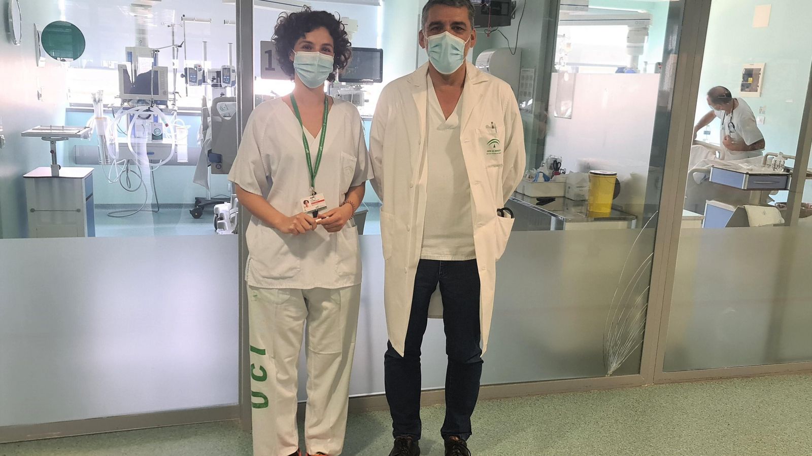 Julia Tejero, junto al responsable del servicio en el Clínico San Cecilio, Manuel Colmenero.