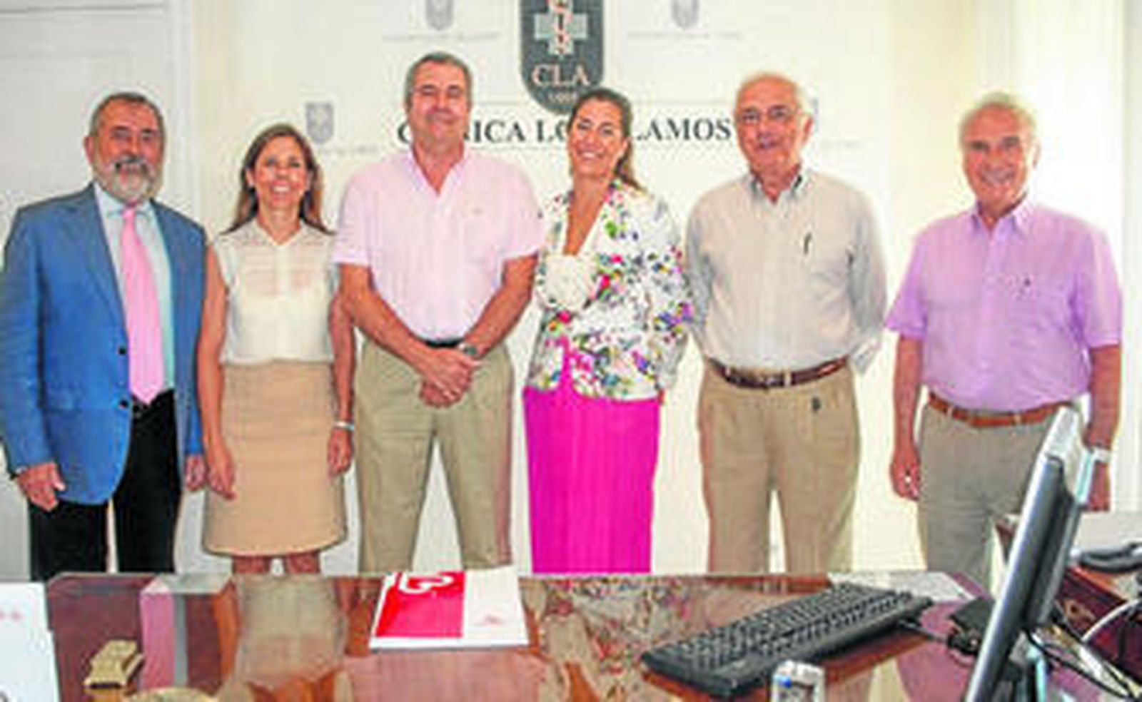 Responsables de Clínica Los Álamos y de Cáritas Diocesanas, tras la firma del convenio de adhesión.