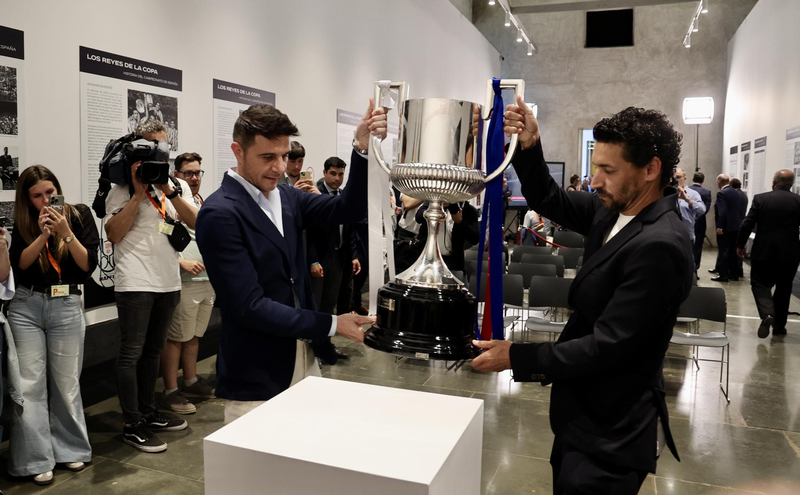 El presidente de la Junta de Andalucía recibe la Copa del Rey e inaugura la exposición "Los reyes de la Copa"