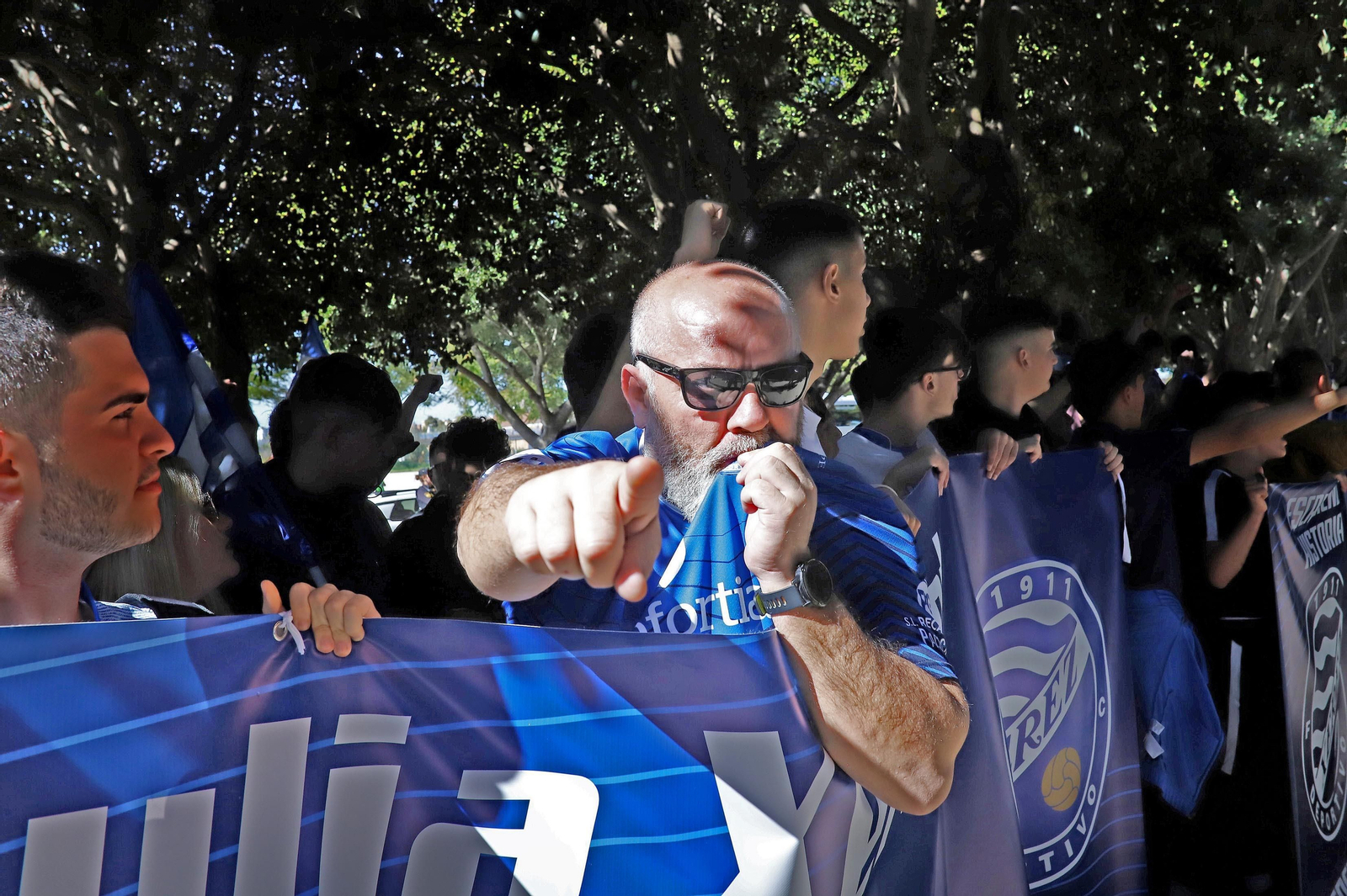 Recibimiento de la afición antes del derbi