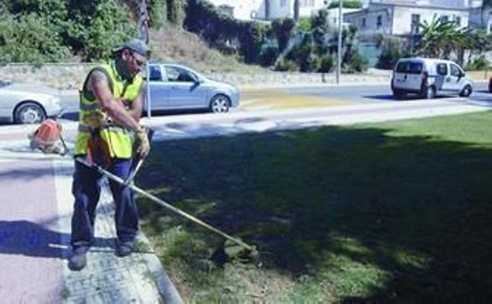 Un empleado de Amanecer realiza trabajos de desbroce en Guadiaro, la pasada semana.