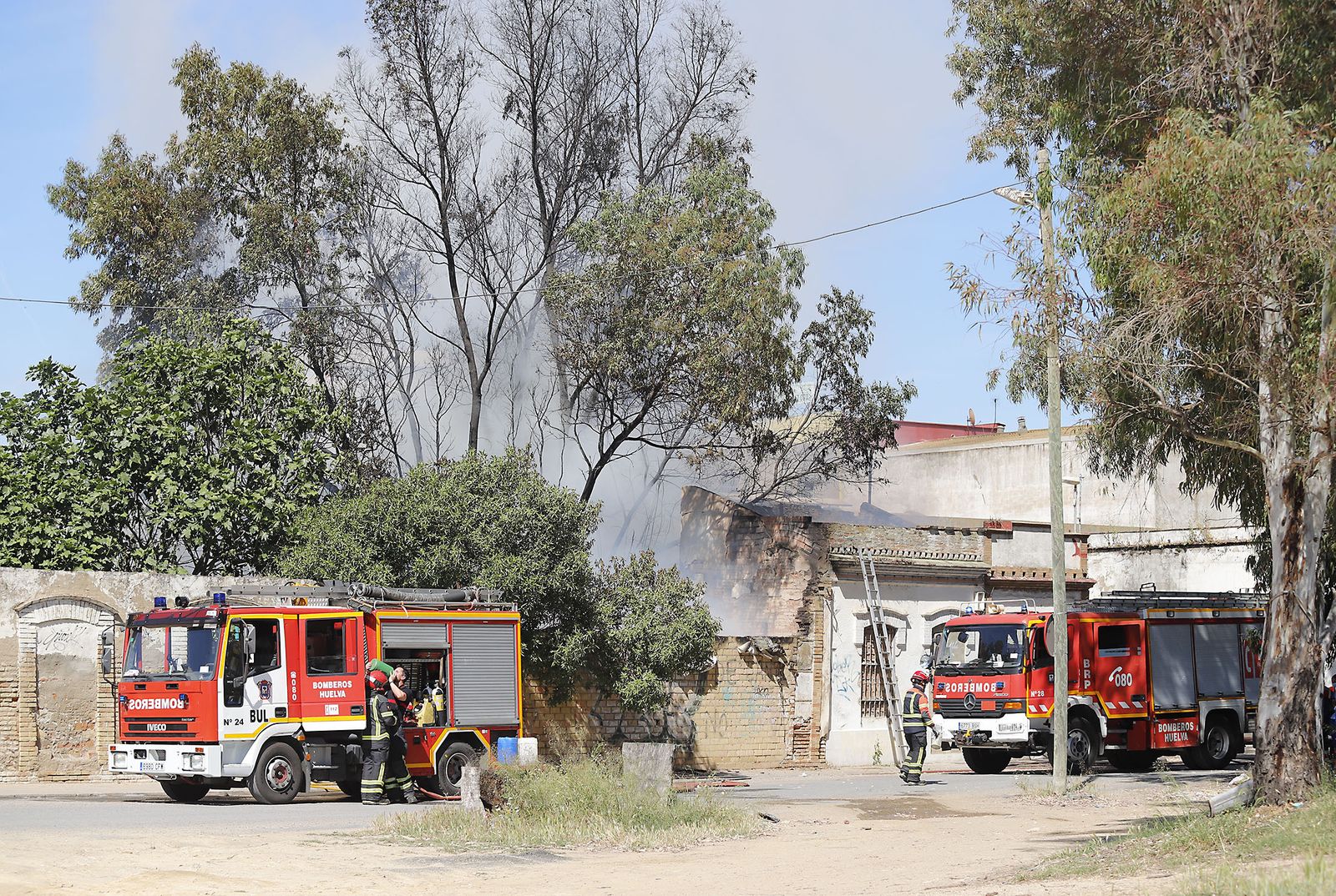 Incendio en las casas abandonadas de la calle Valverde del Camino en Huelva