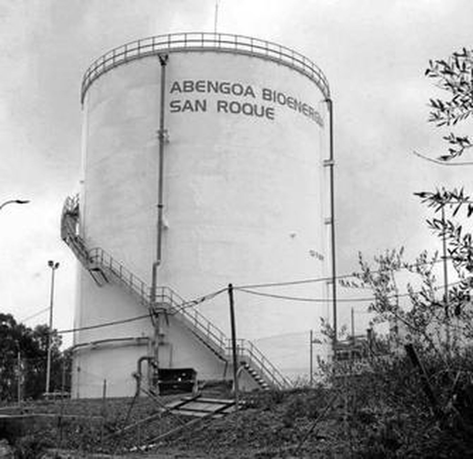 Un silo en la factoría de Abengoa en San Roque.