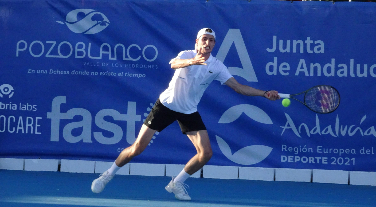 Ugo Humbert devuelve un golpe en su partido de cuartos de final del ATP Challenger de Pozoblanco.