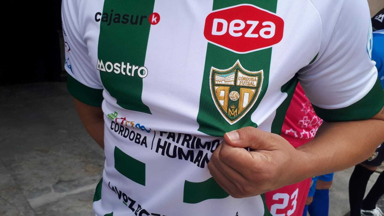 Así lucen la nueva primera camiseta del Córdoba Patrimonio de la Humanidad.