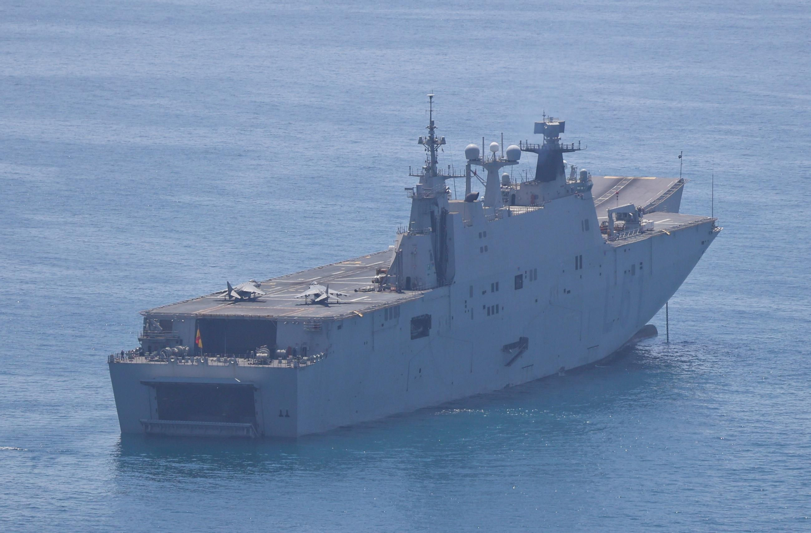 Los buques de la Armada 'Juan Carlos I' y 'Galicia' ya están en Málaga para el desembarco, en fotos