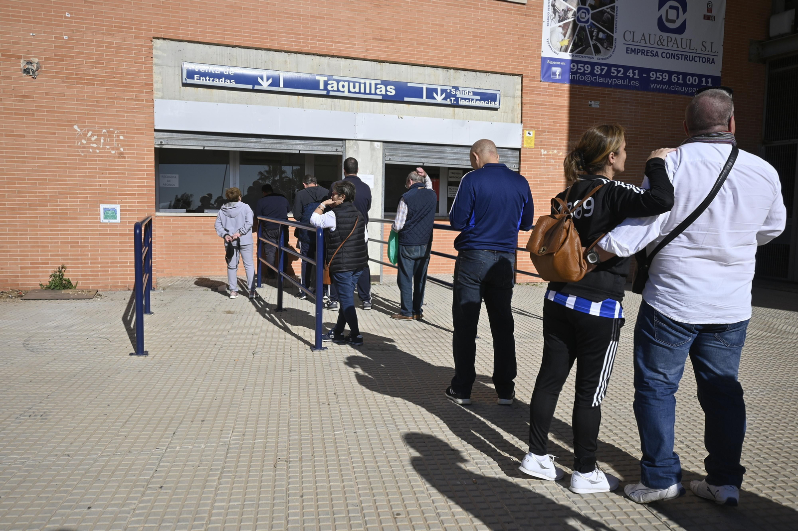 Ambiente en la venta de entradas, para el partido de Copa del Rey en el Colombino