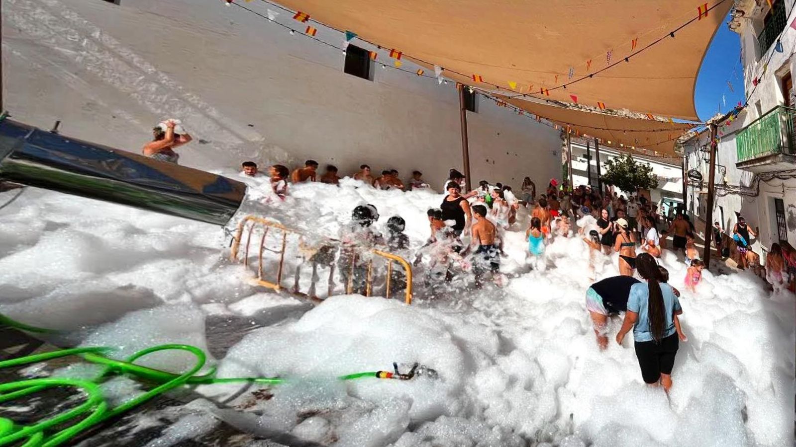 La tradicional Fiesta de la Espuma será uno de loa atractivos más esperados del sábado.