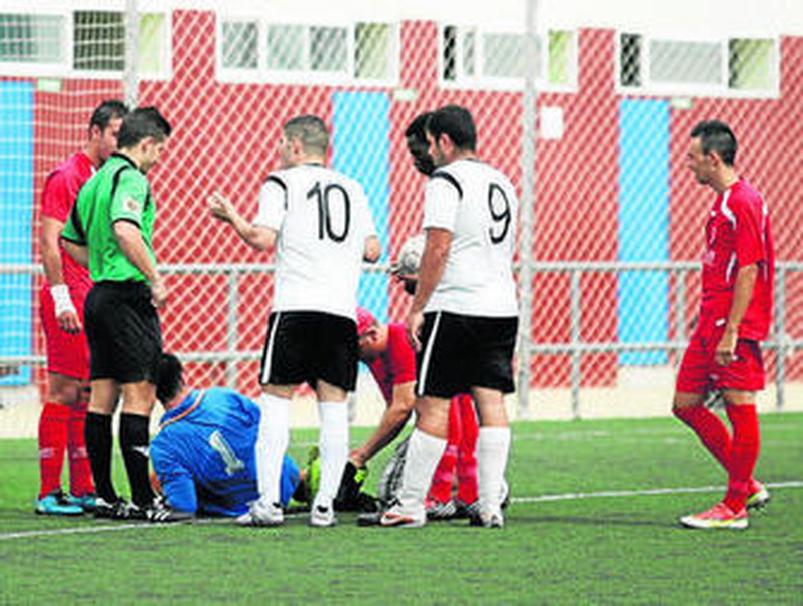 Manolillo, de La Cañada, discute una jugada con el colegiado.