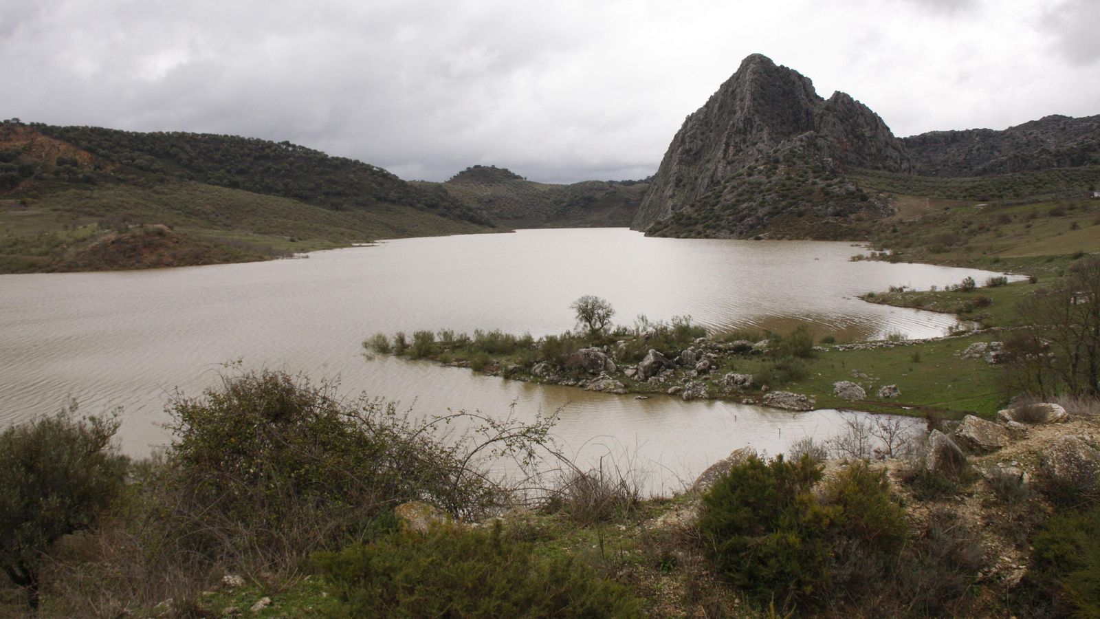 El pantano lleno de agua tras fuertes lluvias.
