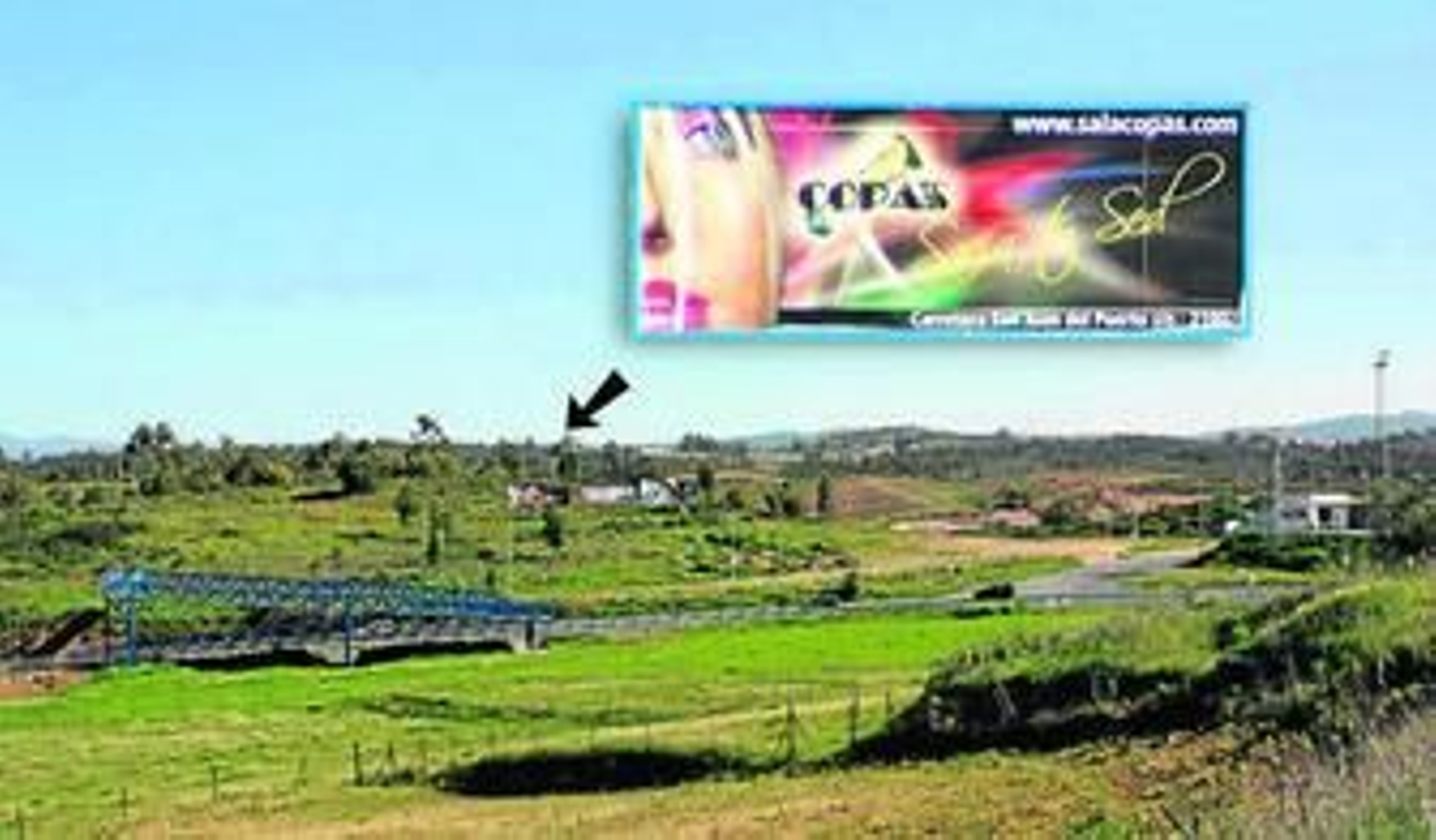 Pasarela que conduce a la zona de deportes usada por niños y donde está el cartel de la casa de citas.