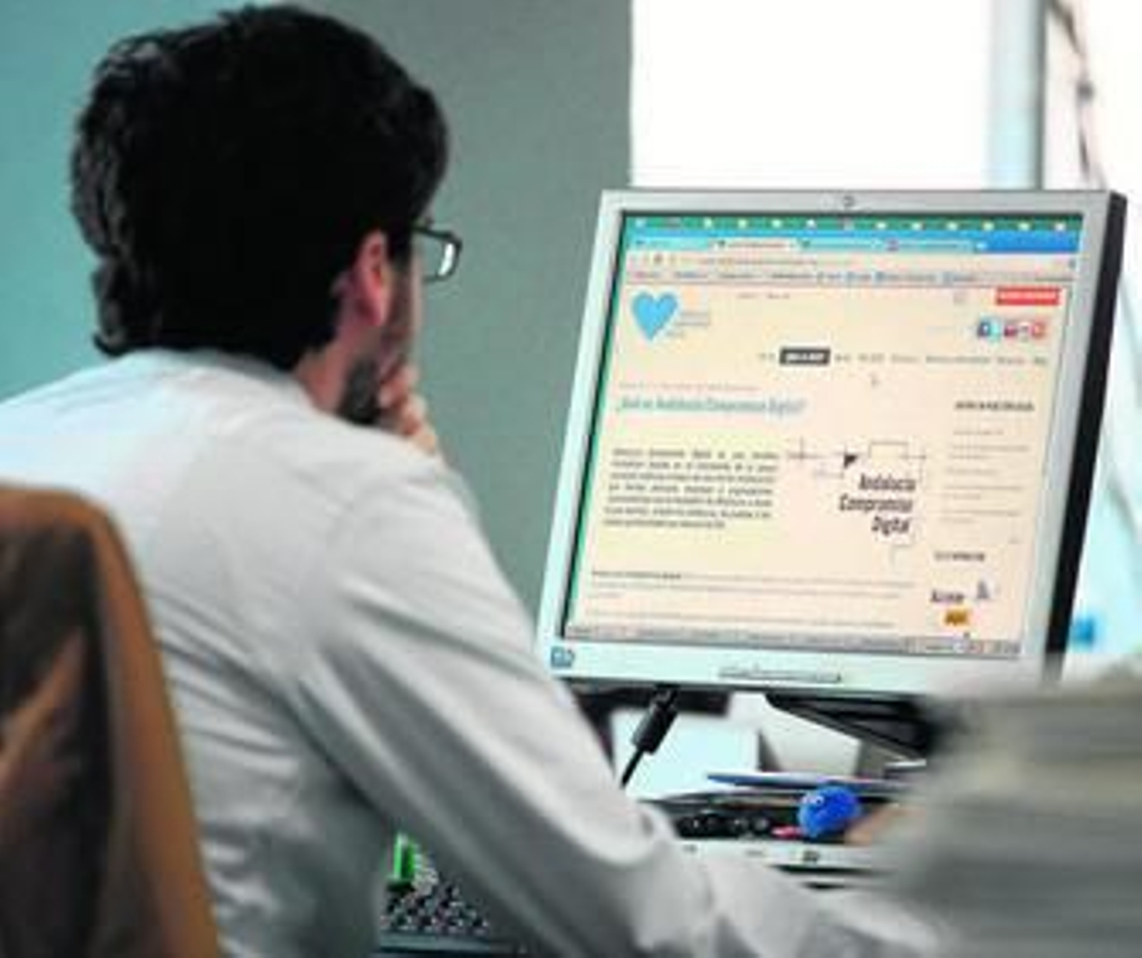 Un usuario consulta la página web de Andalucía Compromiso Digital.