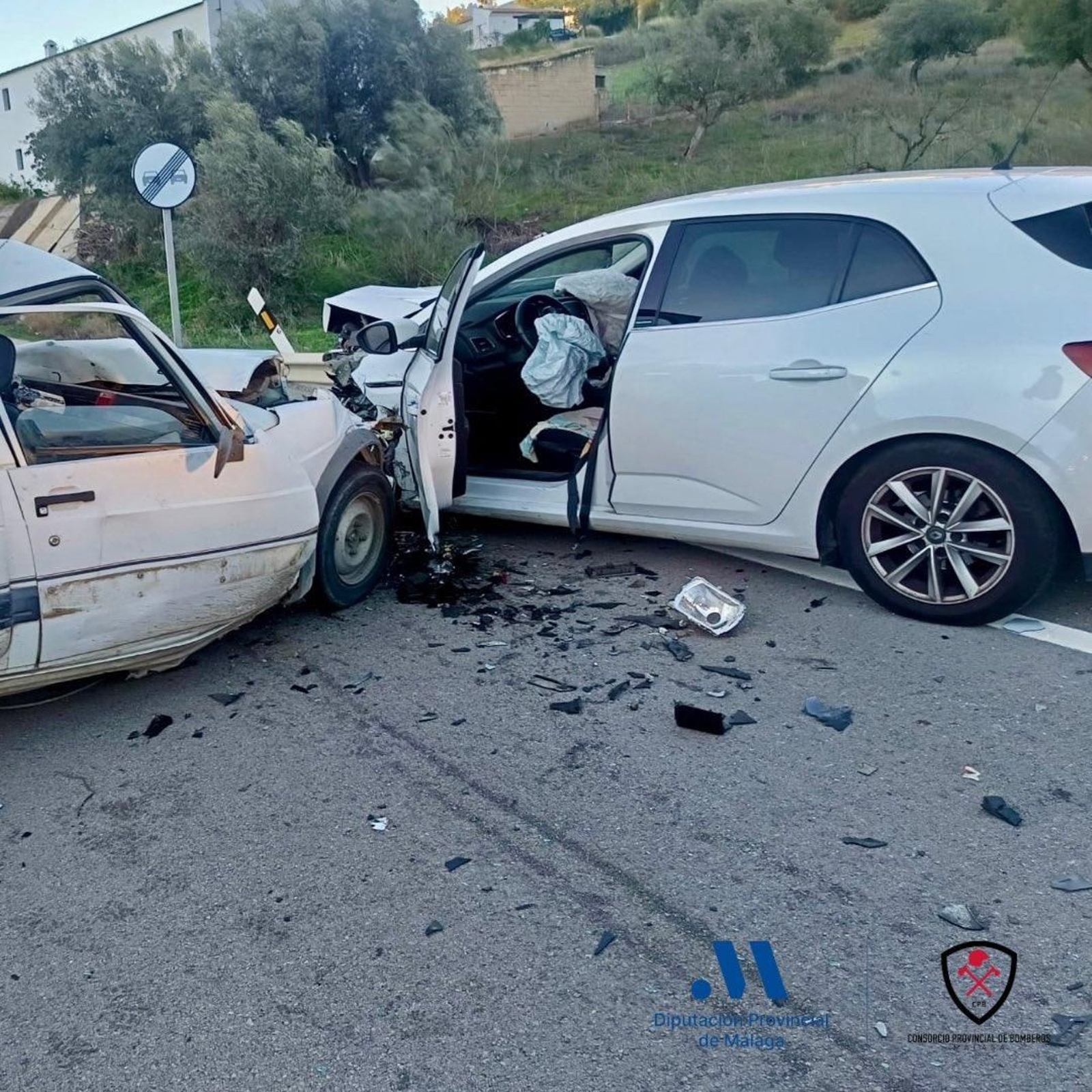 Los dos turismos implicados en el accidente de tráfico en Alcaucín.