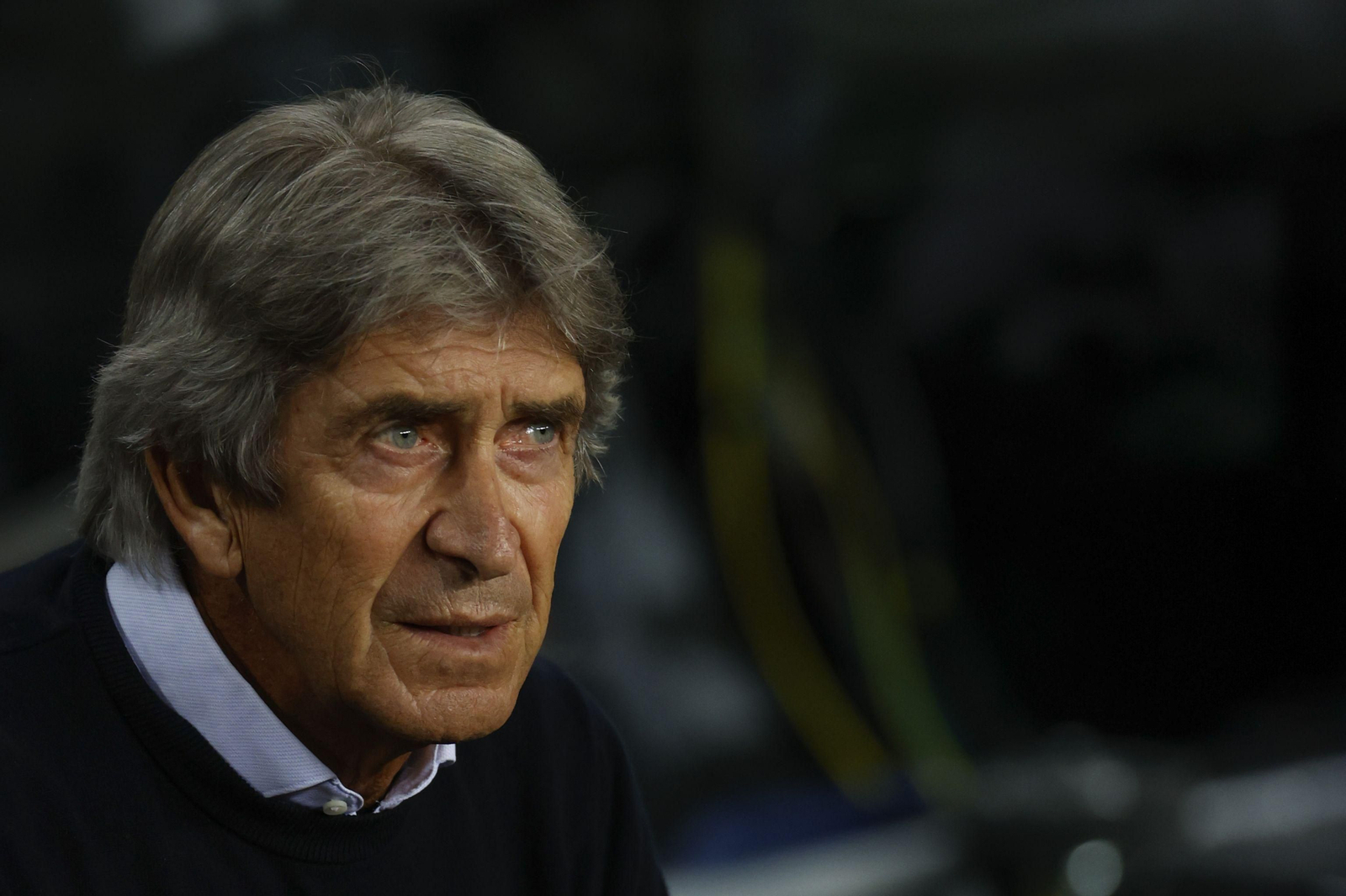 Manuel Pellegrini, pensativo, antes del inicio del encuentro en el Camp Nou.