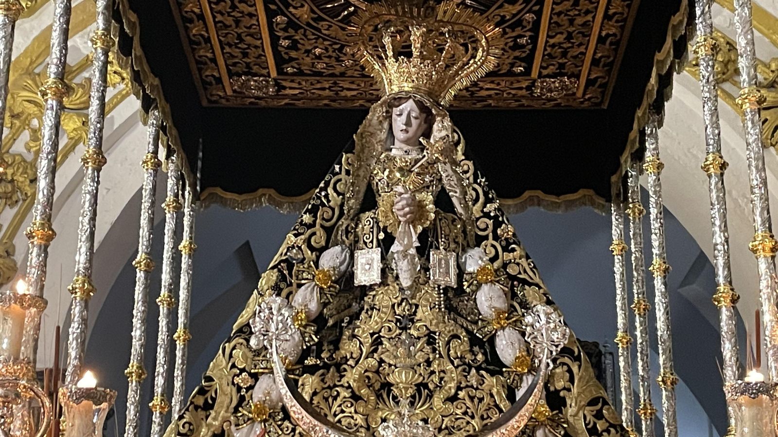 La Virgen de los Dolores del Puente en su trono.