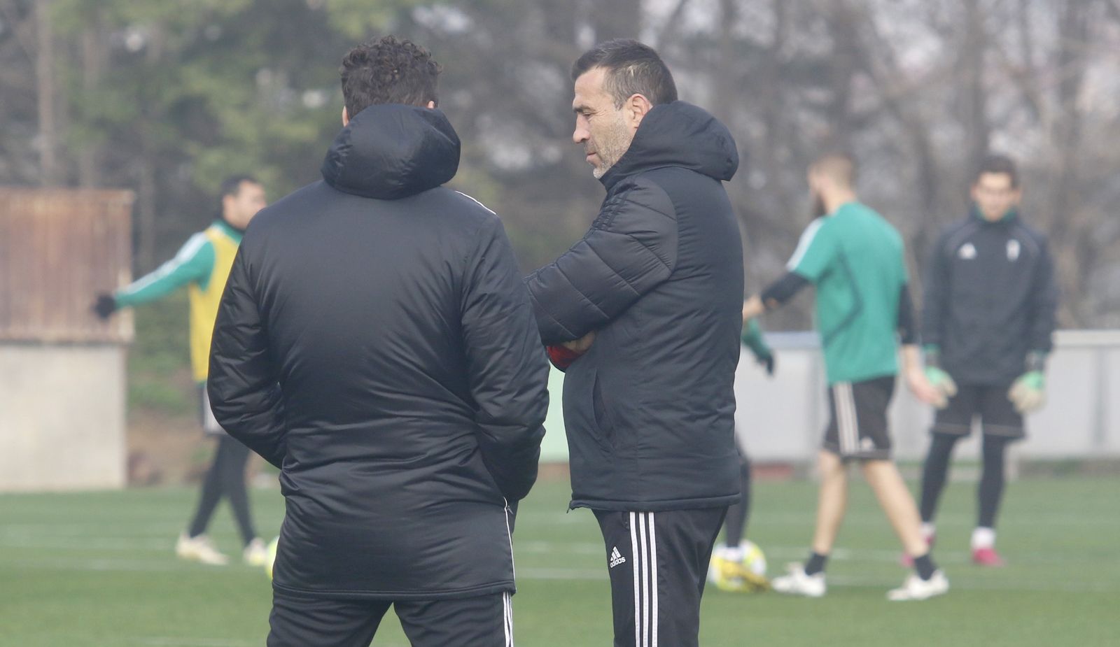 Agné dialoga con uno de sus ayudantes en un momento de la sesión.