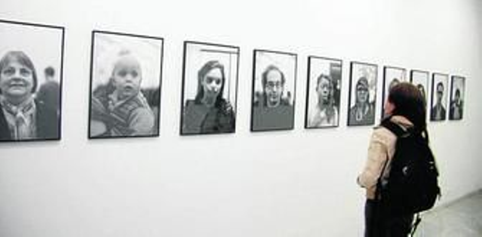 Una visitante contempla una serie de fotografías incluidas en la muestra, inaugurada el jueves en el CAAC.