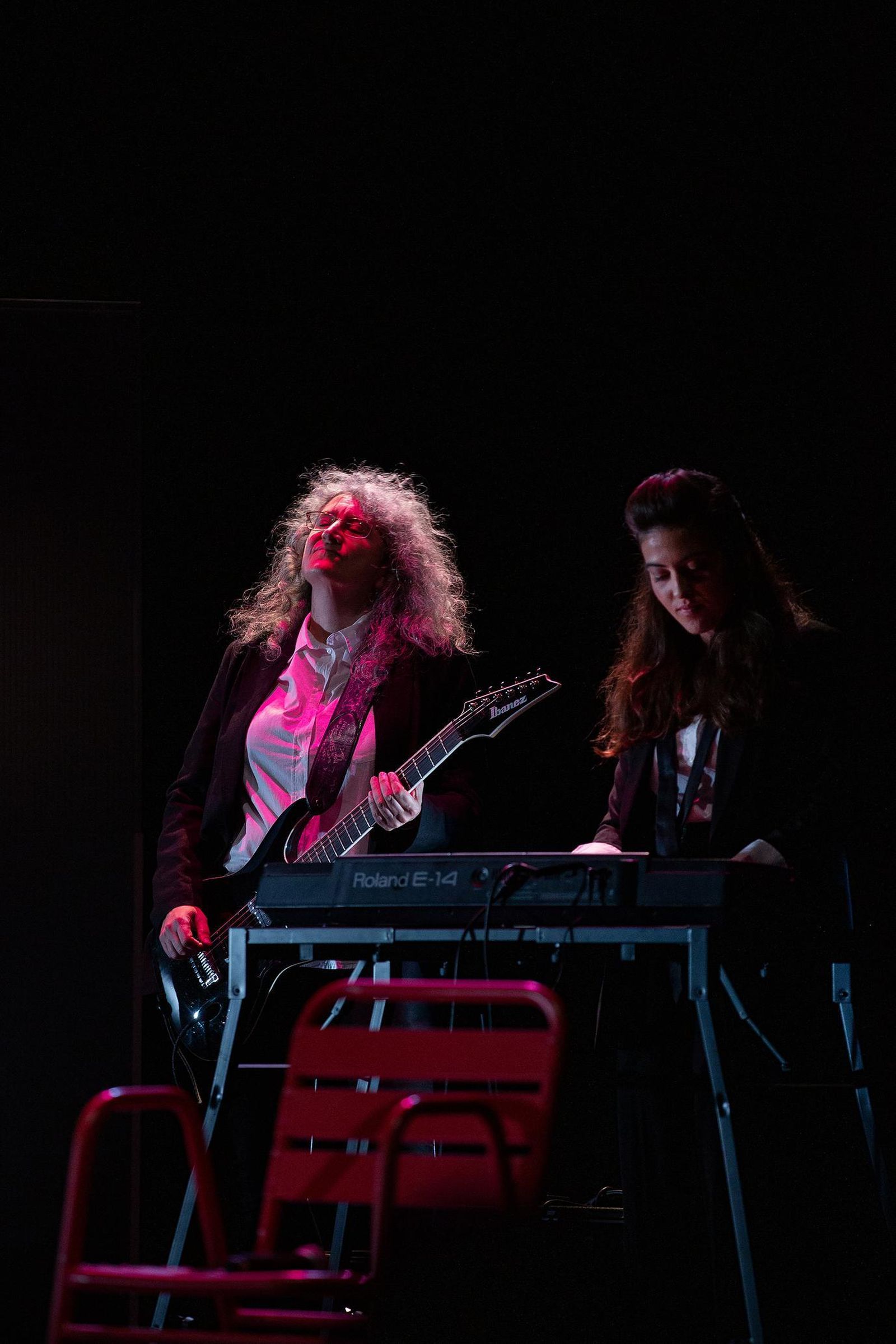 Marilú Montesinos y Carlota Berzal, en la obra 'La chica del grupo'.