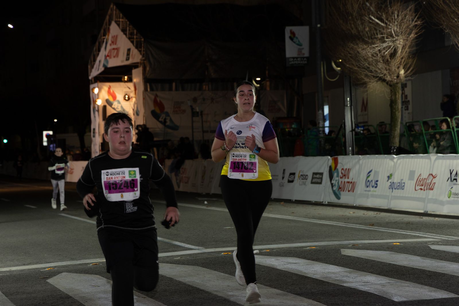 En imágenes: 2.000 atletas brillan con luz propia en la infantil de la Carrera de San Antón 2026