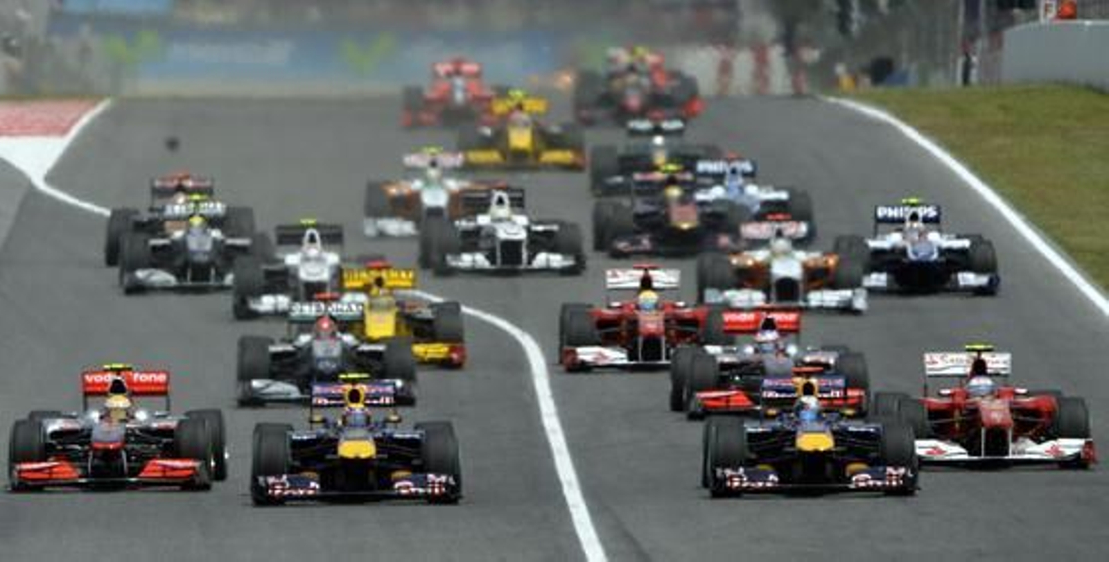 Fernando Alonso queda segundo en un Gran Premio dominado de principio a fin por el piloto de Red Bull Mark Webber. / Reuters