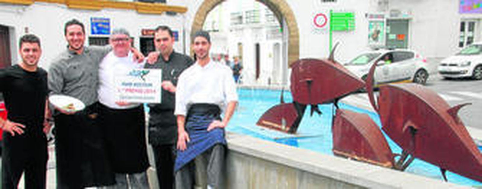 De izquierda a derecha, Melchor Almazo y Roberto Sánchez, propietarios de Feduchy Lounge, con el resto de su equipo y la tapa que ha ganado el Primer premio en la Ruta del Atún de Conil.