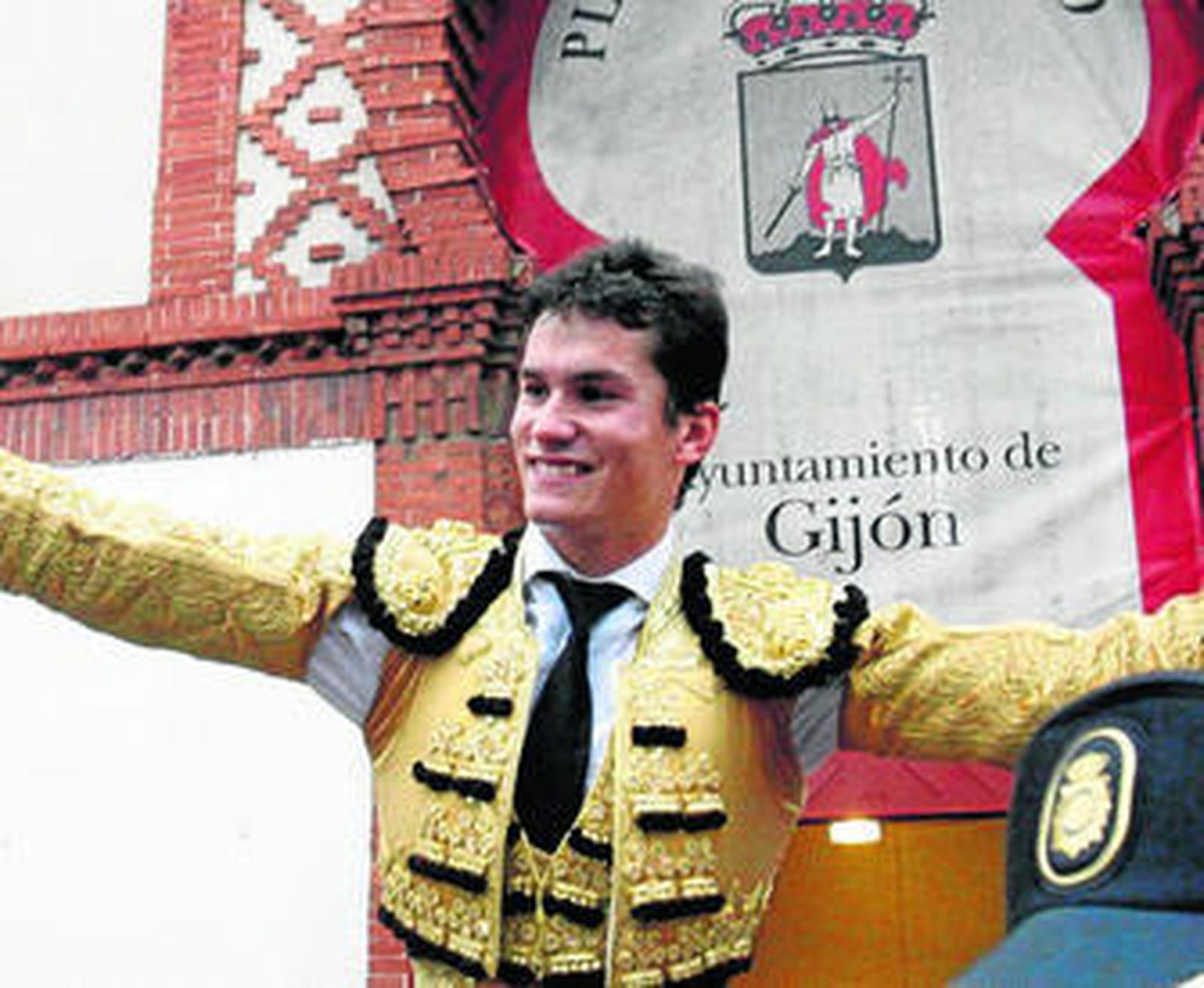 Daniel Luque, en su salida en hombros de la plaza de El Bibio, de Gijón.