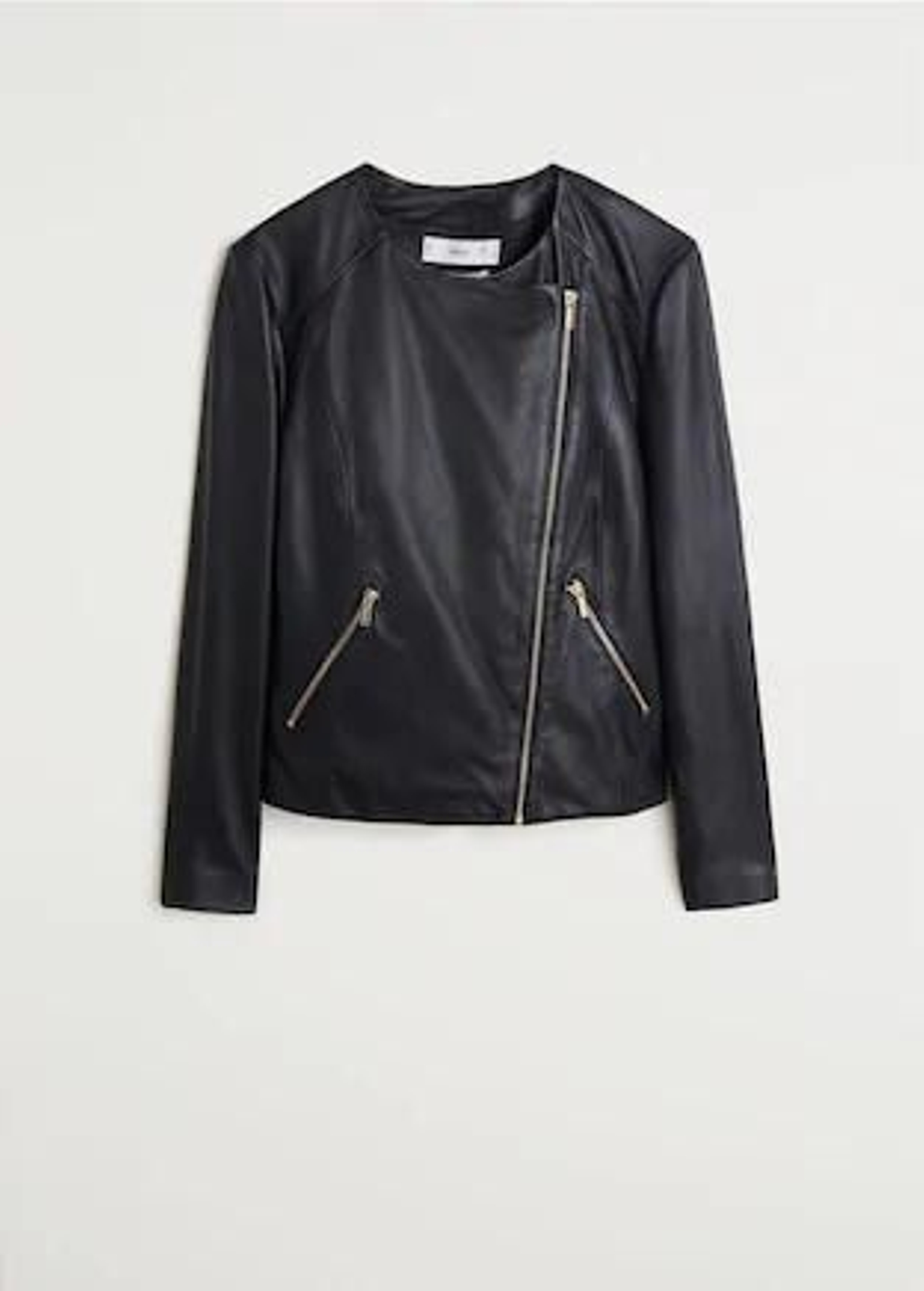 Cazadora de cuero rebajada de Mango Outlet.