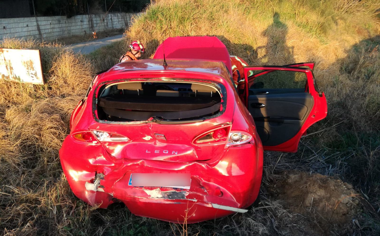 Uno de los vehículos implicados en el accidenta ha acabado junto a un arroyo tras salirse de la vía