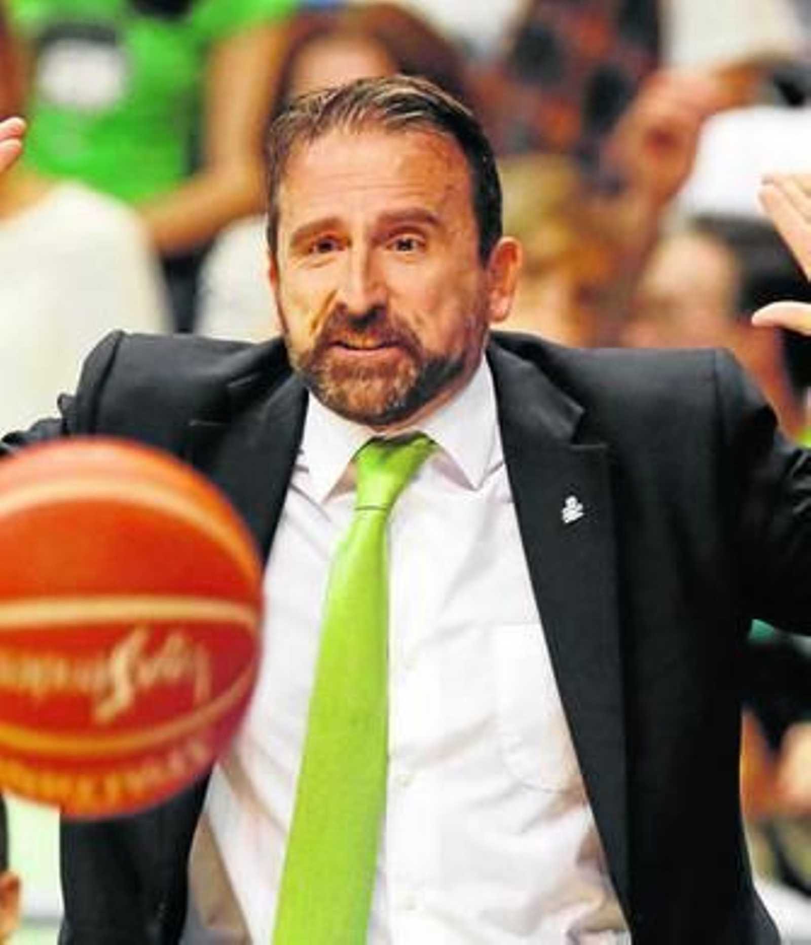 Joan Plaza da órdenes durante el encuentro.