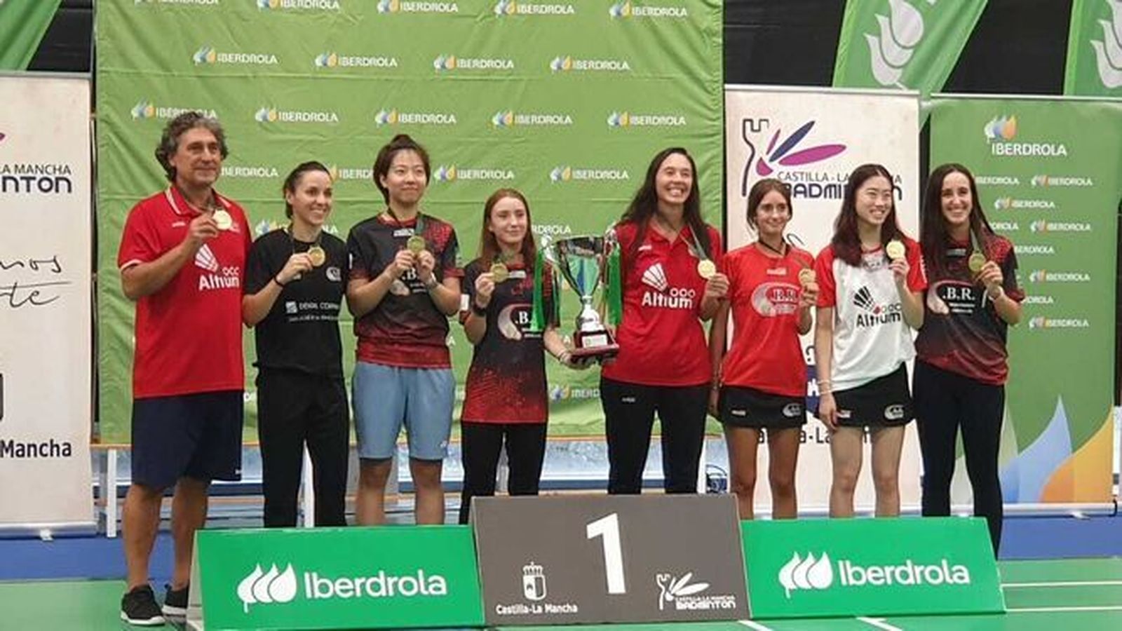 Las jugadoras del Bádminton Rinconada posan con la Copa Iberdrola.