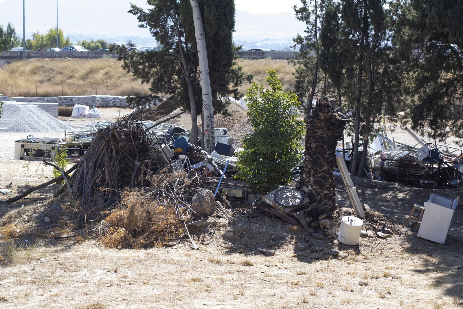 Un solar municipal de Granada convertido en vertedero por unos 'okupas'