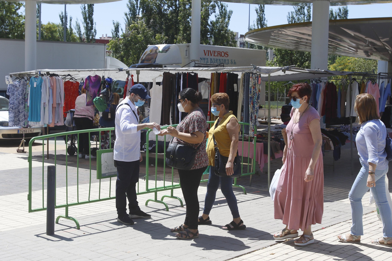 El regreso de los mercadillos de Córdoba tras la crisis del coronavirus, en fotos